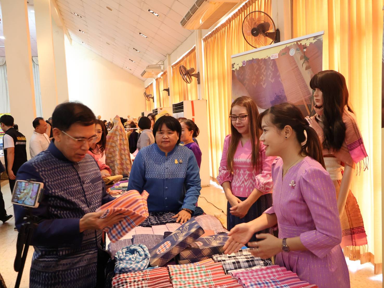จังหวัดนครพนม   เปิดตัวผ้าพระราชทาน “ผ้าลายสิริวชิราภรณ์” และกิจกรรม “สวมผ้าไทย ใส่ผ้าซิ่น กินข้าวปิ่นโต” ครั้งที่ 2/2567