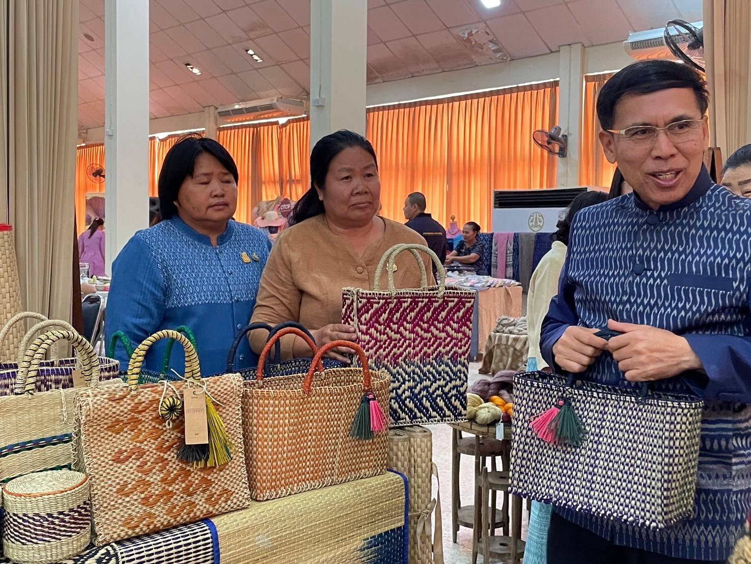 จังหวัดนครพนม   เปิดตัวผ้าพระราชทาน “ผ้าลายสิริวชิราภรณ์” และกิจกรรม “สวมผ้าไทย ใส่ผ้าซิ่น กินข้าวปิ่นโต” ครั้งที่ 2/2567