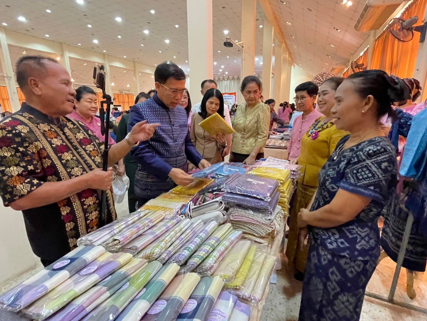 จังหวัดนครพนม   เปิดตัวผ้าพระราชทาน “ผ้าลายสิริวชิราภรณ์” และกิจกรรม “สวมผ้าไทย ใส่ผ้าซิ่น กินข้าวปิ่นโต” ครั้งที่ 2/2567