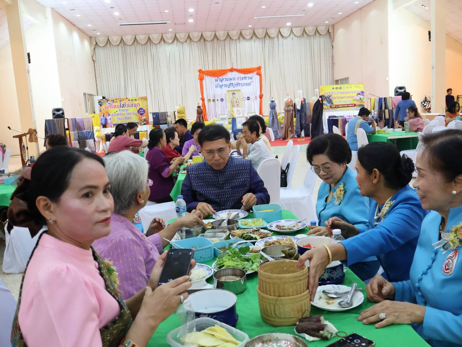 จังหวัดนครพนม   เปิดตัวผ้าพระราชทาน “ผ้าลายสิริวชิราภรณ์” และกิจกรรม “สวมผ้าไทย ใส่ผ้าซิ่น กินข้าวปิ่นโต” ครั้งที่ 2/2567