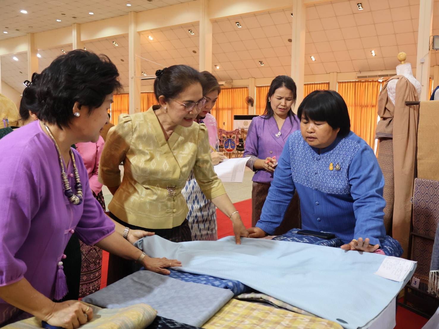 จังหวัดนครพนม   จัดการประกวดสุดยอดผ้าประจำจังหวัดนครพนม ประจำปี 2567