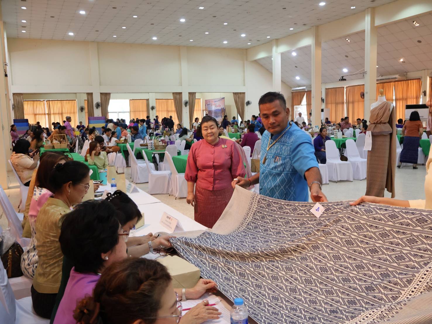 จังหวัดนครพนม   จัดการประกวดสุดยอดผ้าประจำจังหวัดนครพนม ประจำปี 2567