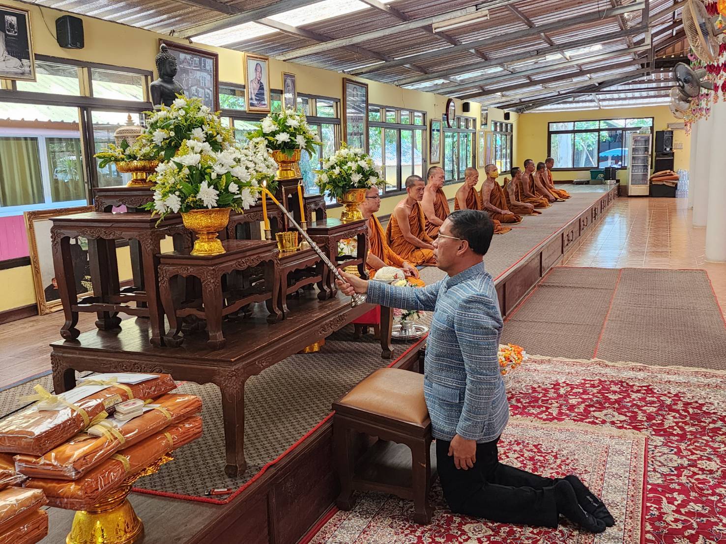 ผู้ว่าฯ นครพนม   นำพุทธศาสนิกชนชาวนครพนม เข้าวัดทำบุญ น้อมรำลึกและถวายเป็นอาจาริยคุณแด่หลวงปู่อ่อนศรี ขันติกโร พระอริยสงฆ์แห่งวัดป่าโนนแพง