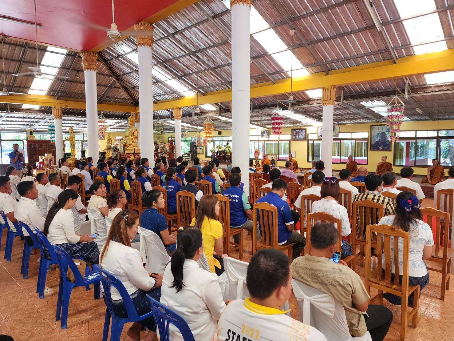 ผู้ว่าฯ นครพนม   นำพุทธศาสนิกชนชาวนครพนม เข้าวัดทำบุญ น้อมรำลึกและถวายเป็นอาจาริยคุณแด่หลวงปู่อ่อนศรี ขันติกโร พระอริยสงฆ์แห่งวัดป่าโนนแพง