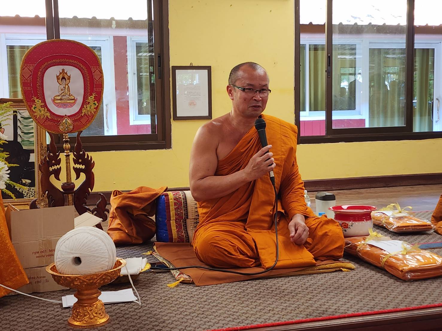 ผู้ว่าฯ นครพนม   นำพุทธศาสนิกชนชาวนครพนม เข้าวัดทำบุญ น้อมรำลึกและถวายเป็นอาจาริยคุณแด่หลวงปู่อ่อนศรี ขันติกโร พระอริยสงฆ์แห่งวัดป่าโนนแพง