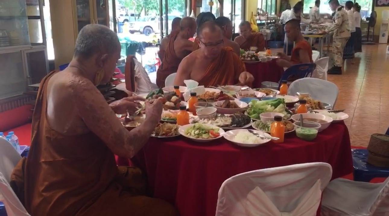 ผู้ว่าฯ นครพนม   นำพุทธศาสนิกชนชาวนครพนม เข้าวัดทำบุญ น้อมรำลึกและถวายเป็นอาจาริยคุณแด่หลวงปู่อ่อนศรี ขันติกโร พระอริยสงฆ์แห่งวัดป่าโนนแพง