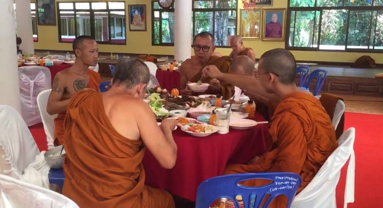 ผู้ว่าฯ นครพนม   นำพุทธศาสนิกชนชาวนครพนม เข้าวัดทำบุญ น้อมรำลึกและถวายเป็นอาจาริยคุณแด่หลวงปู่อ่อนศรี ขันติกโร พระอริยสงฆ์แห่งวัดป่าโนนแพง