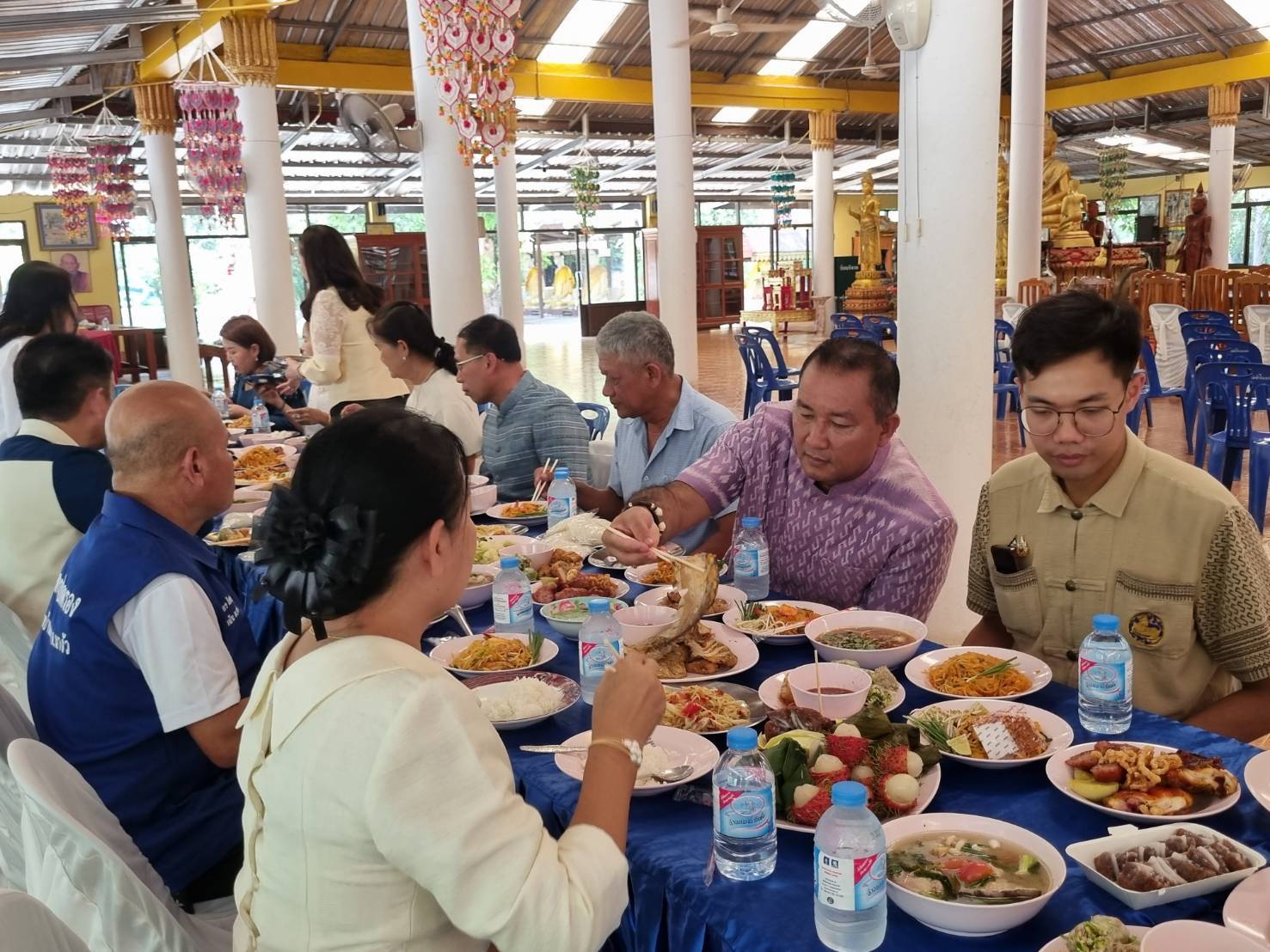 ผู้ว่าฯ นครพนม   นำพุทธศาสนิกชนชาวนครพนม เข้าวัดทำบุญ น้อมรำลึกและถวายเป็นอาจาริยคุณแด่หลวงปู่อ่อนศรี ขันติกโร พระอริยสงฆ์แห่งวัดป่าโนนแพง