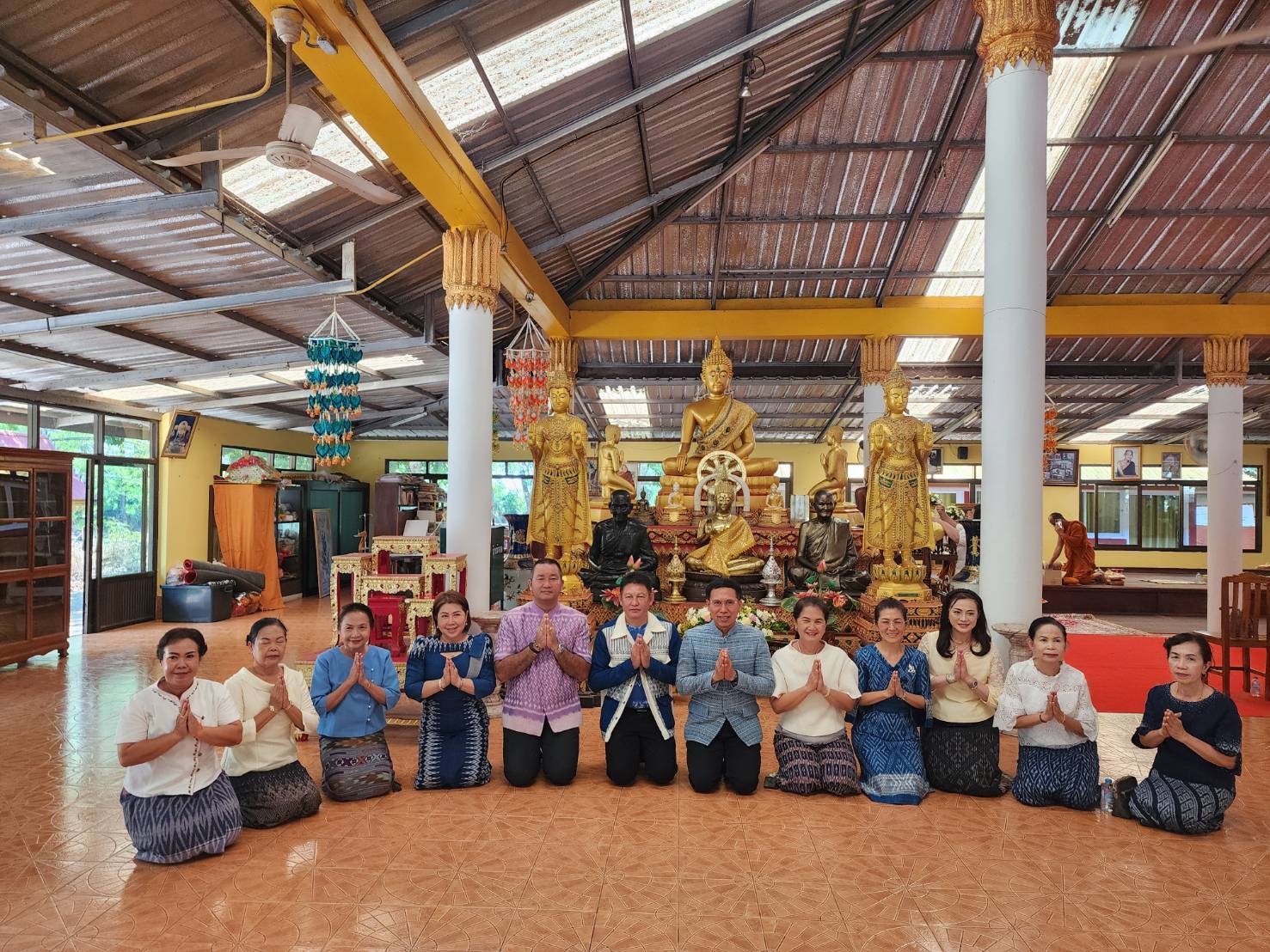 ผู้ว่าฯ นครพนม   นำพุทธศาสนิกชนชาวนครพนม เข้าวัดทำบุญ น้อมรำลึกและถวายเป็นอาจาริยคุณแด่หลวงปู่อ่อนศรี ขันติกโร พระอริยสงฆ์แห่งวัดป่าโนนแพง