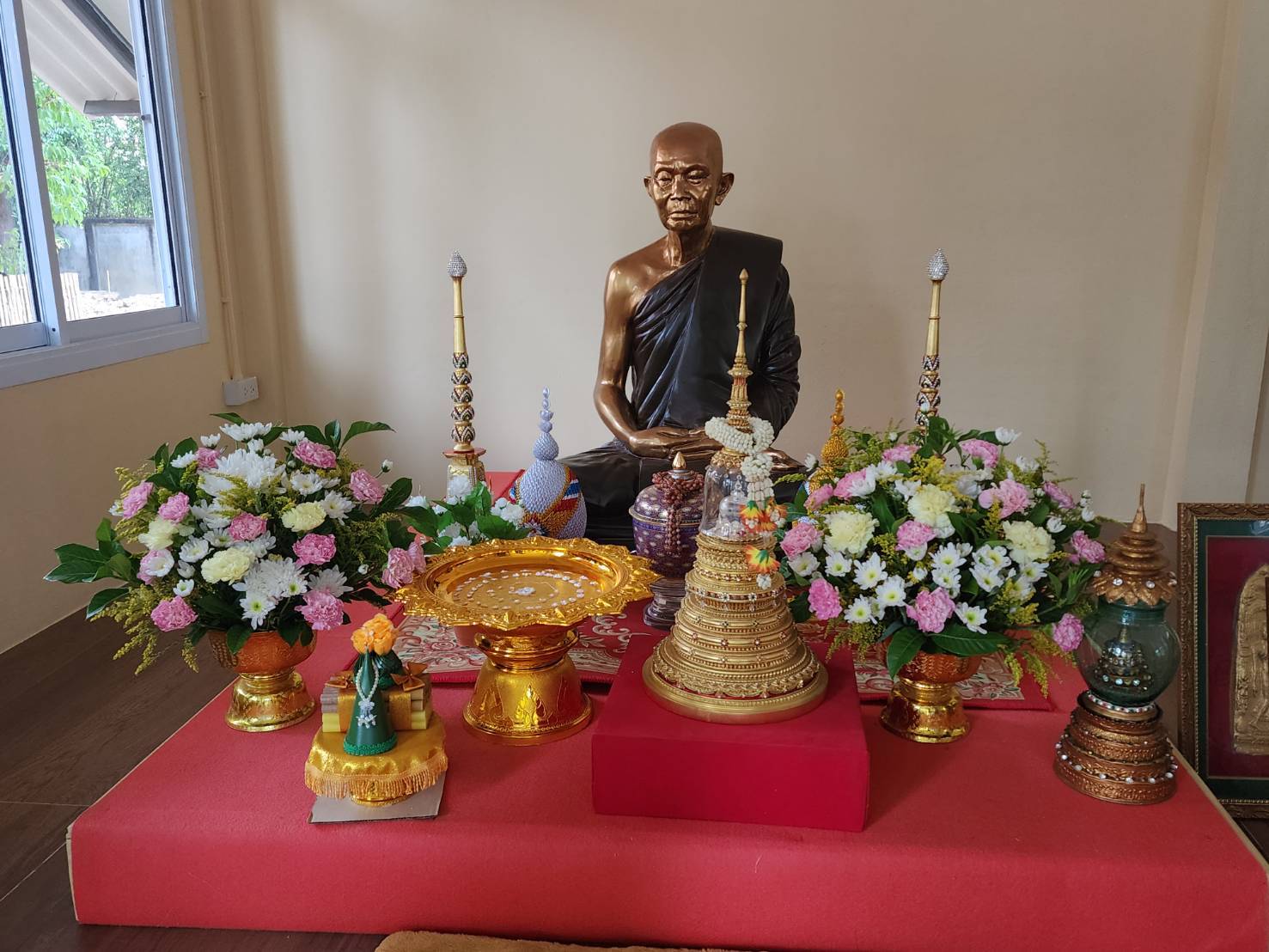 ผู้ว่าฯ นครพนม   นำพุทธศาสนิกชนชาวนครพนม เข้าวัดทำบุญ น้อมรำลึกและถวายเป็นอาจาริยคุณแด่หลวงปู่อ่อนศรี ขันติกโร พระอริยสงฆ์แห่งวัดป่าโนนแพง