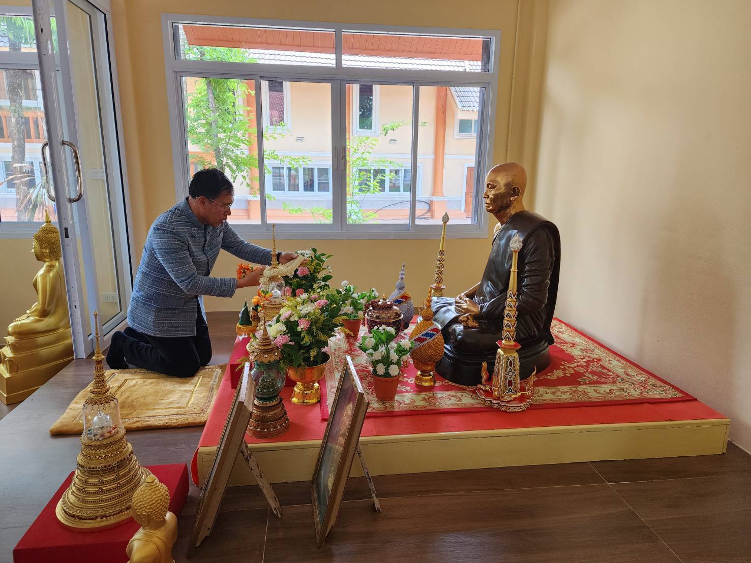 ผู้ว่าฯ นครพนม   นำพุทธศาสนิกชนชาวนครพนม เข้าวัดทำบุญ น้อมรำลึกและถวายเป็นอาจาริยคุณแด่หลวงปู่อ่อนศรี ขันติกโร พระอริยสงฆ์แห่งวัดป่าโนนแพง