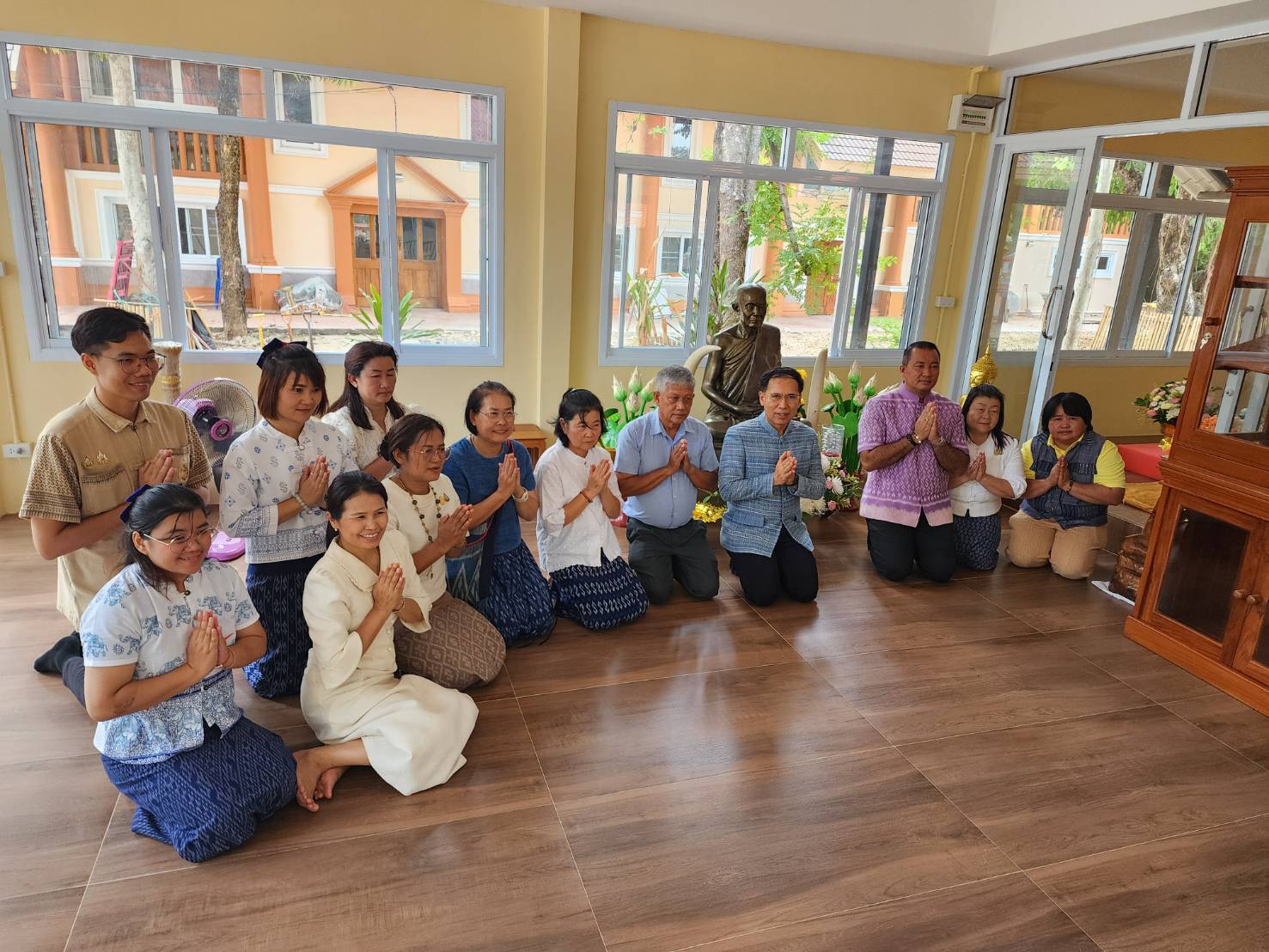 ผู้ว่าฯ นครพนม   นำพุทธศาสนิกชนชาวนครพนม เข้าวัดทำบุญ น้อมรำลึกและถวายเป็นอาจาริยคุณแด่หลวงปู่อ่อนศรี ขันติกโร พระอริยสงฆ์แห่งวัดป่าโนนแพง