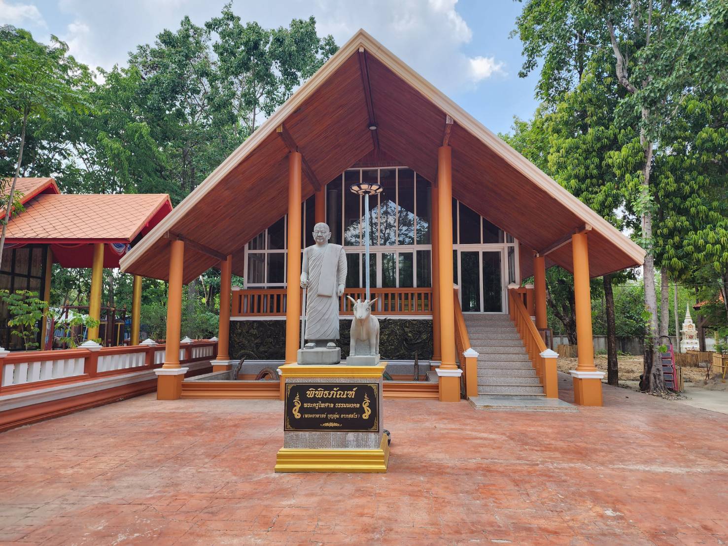 ผู้ว่าฯ นครพนม   นำพุทธศาสนิกชนชาวนครพนม เข้าวัดทำบุญ น้อมรำลึกและถวายเป็นอาจาริยคุณแด่หลวงปู่อ่อนศรี ขันติกโร พระอริยสงฆ์แห่งวัดป่าโนนแพง