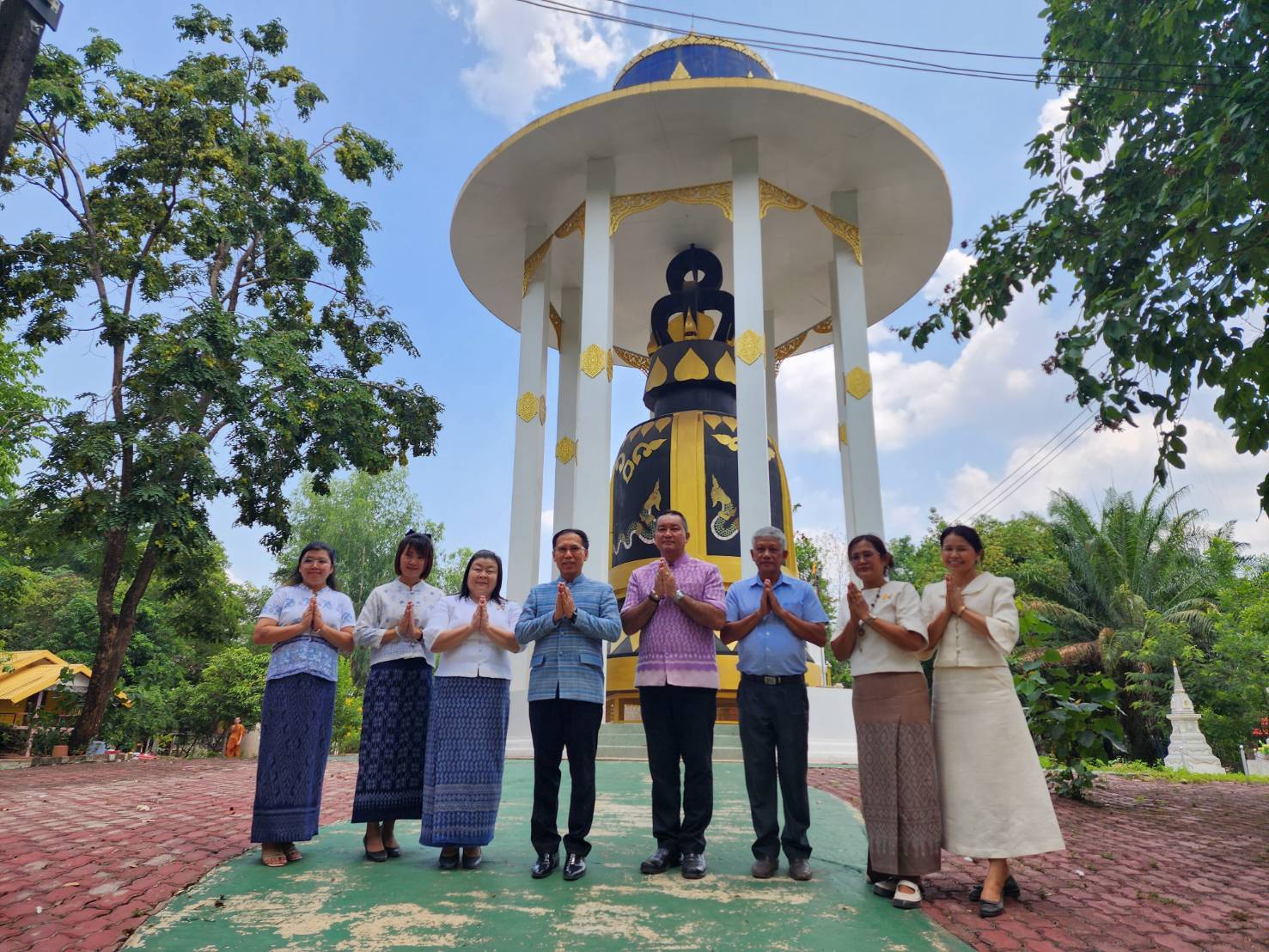 ผู้ว่าฯ นครพนม   นำพุทธศาสนิกชนชาวนครพนม เข้าวัดทำบุญ น้อมรำลึกและถวายเป็นอาจาริยคุณแด่หลวงปู่อ่อนศรี ขันติกโร พระอริยสงฆ์แห่งวัดป่าโนนแพง