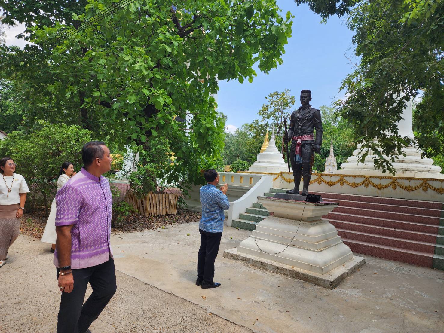ผู้ว่าฯ นครพนม   นำพุทธศาสนิกชนชาวนครพนม เข้าวัดทำบุญ น้อมรำลึกและถวายเป็นอาจาริยคุณแด่หลวงปู่อ่อนศรี ขันติกโร พระอริยสงฆ์แห่งวัดป่าโนนแพง