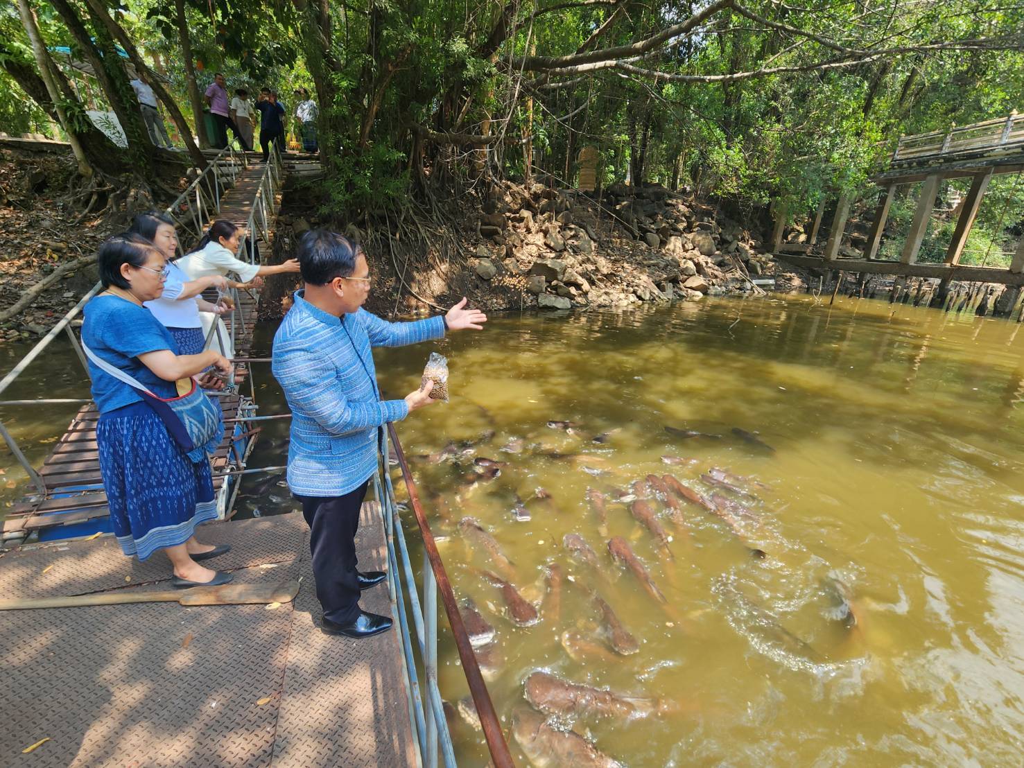 ผู้ว่าฯ นครพนม   นำพุทธศาสนิกชนชาวนครพนม เข้าวัดทำบุญ น้อมรำลึกและถวายเป็นอาจาริยคุณแด่หลวงปู่อ่อนศรี ขันติกโร พระอริยสงฆ์แห่งวัดป่าโนนแพง