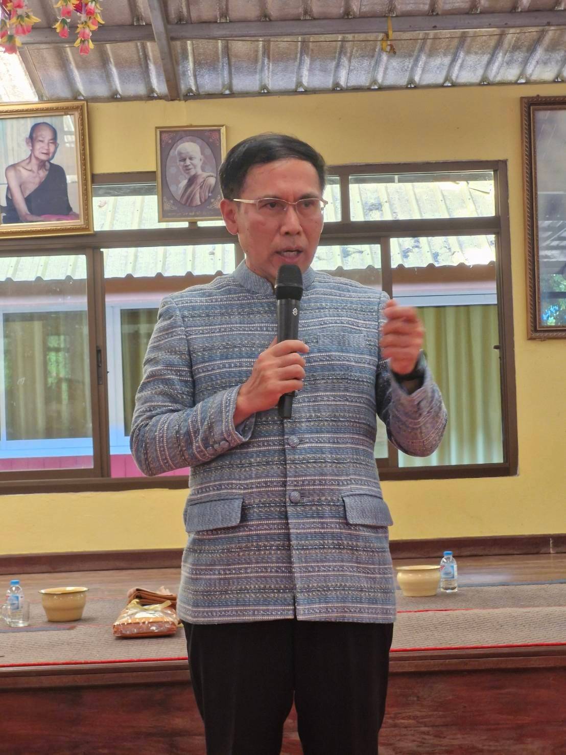 ผู้ว่าฯ นครพนม   นำพุทธศาสนิกชนชาวนครพนม เข้าวัดทำบุญ น้อมรำลึกและถวายเป็นอาจาริยคุณแด่หลวงปู่อ่อนศรี ขันติกโร พระอริยสงฆ์แห่งวัดป่าโนนแพง