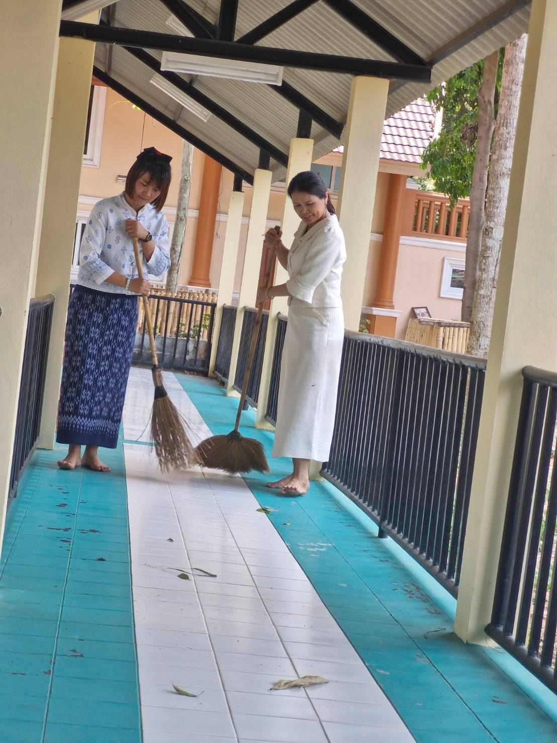ผู้ว่าฯ นครพนม   นำพุทธศาสนิกชนชาวนครพนม เข้าวัดทำบุญ น้อมรำลึกและถวายเป็นอาจาริยคุณแด่หลวงปู่อ่อนศรี ขันติกโร พระอริยสงฆ์แห่งวัดป่าโนนแพง
