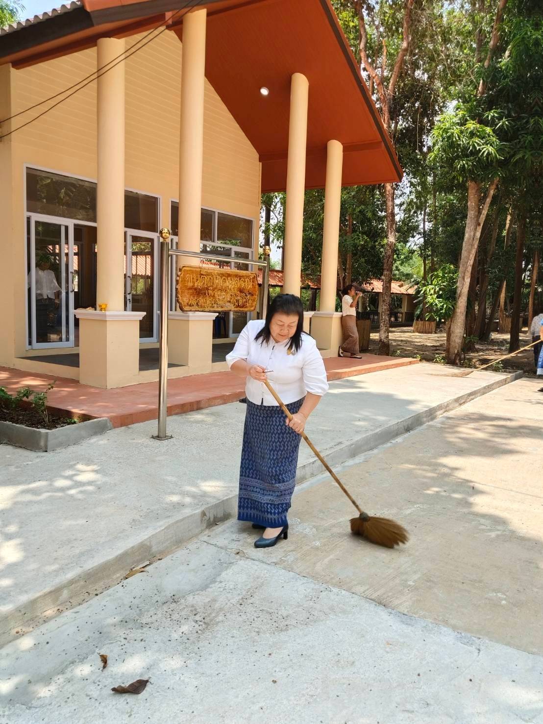 ผู้ว่าฯ นครพนม   นำพุทธศาสนิกชนชาวนครพนม เข้าวัดทำบุญ น้อมรำลึกและถวายเป็นอาจาริยคุณแด่หลวงปู่อ่อนศรี ขันติกโร พระอริยสงฆ์แห่งวัดป่าโนนแพง