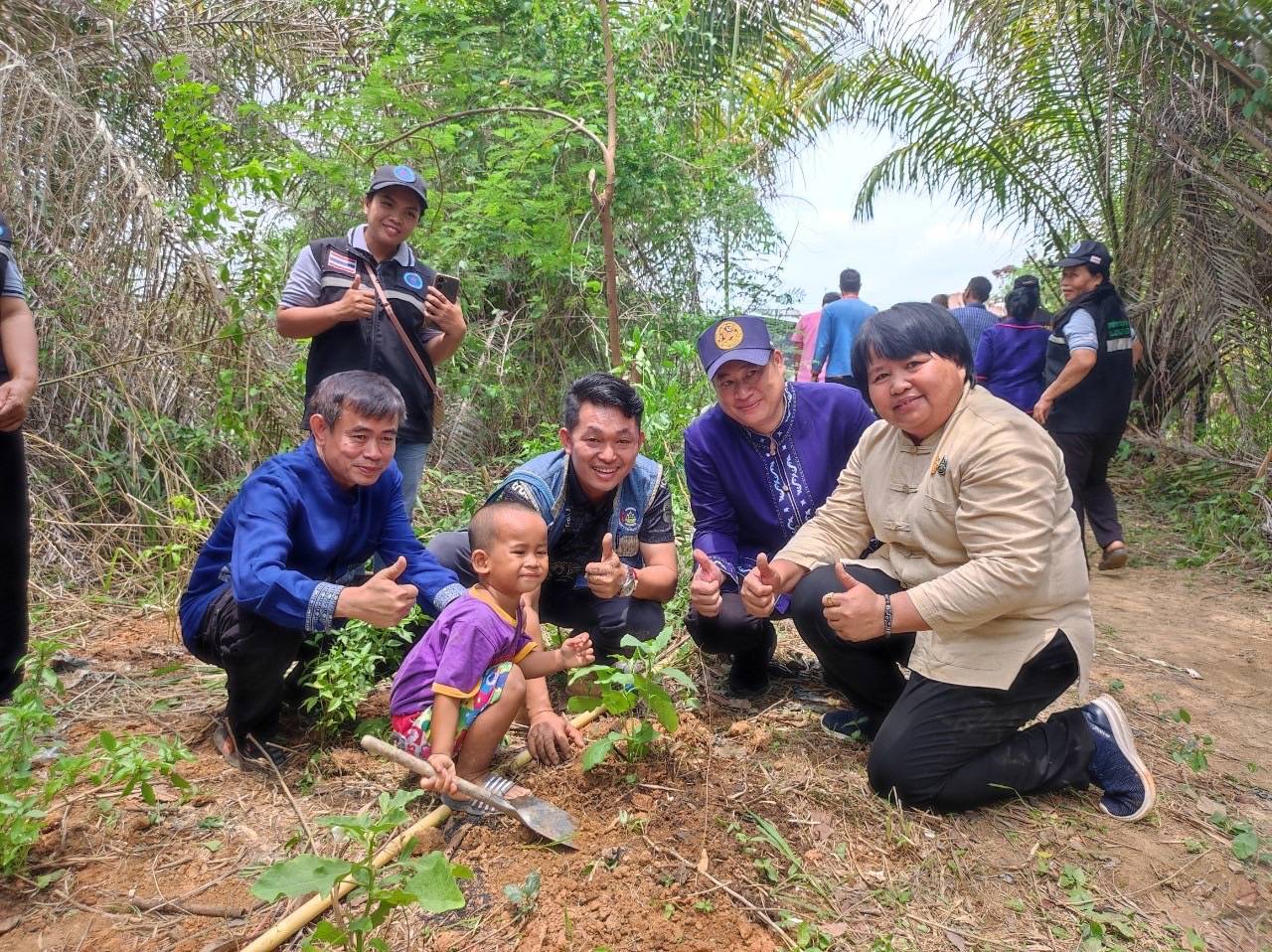 ผู้ว่าฯ นครพนม   นำหัวหน้าส่วนราชการจังหวัด ลงพื้นที่ตรวจติดตามงานในพื้นที่ตำบลน้ำก่ำ อำเภอธาตุพนม