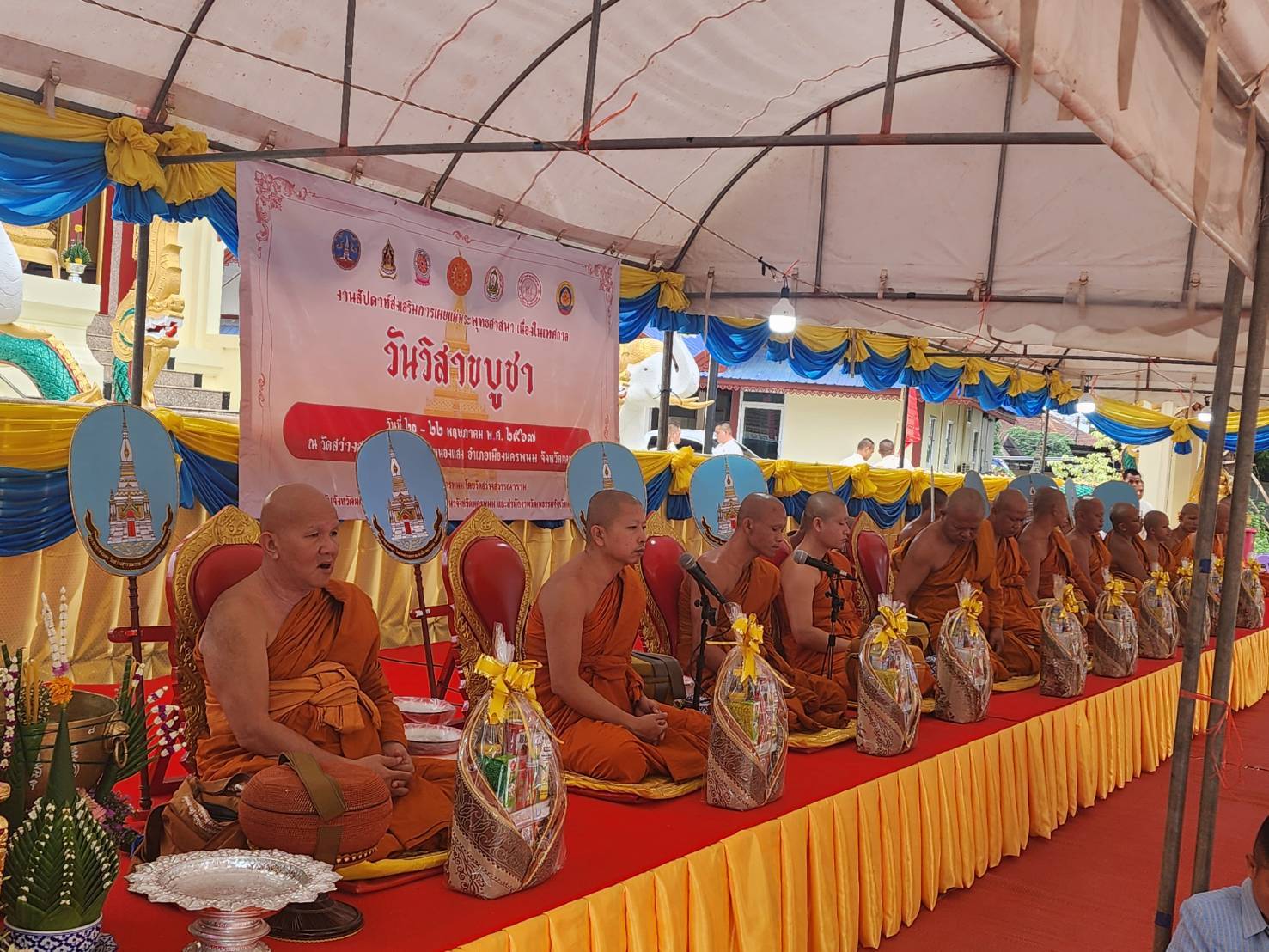 ผู้ว่าฯ นครพนม   นำพุทธศาสนิกชนทำบุญตักบาตร เนื่องในวันวิสาขบูชา