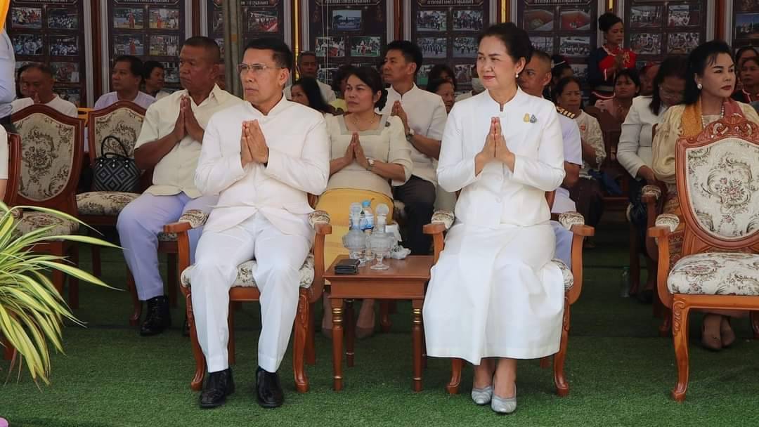 ผู้ว่าฯ นครพนม   นำพุทธศาสนิกชนทำบุญตักบาตร เนื่องในวันวิสาขบูชา
