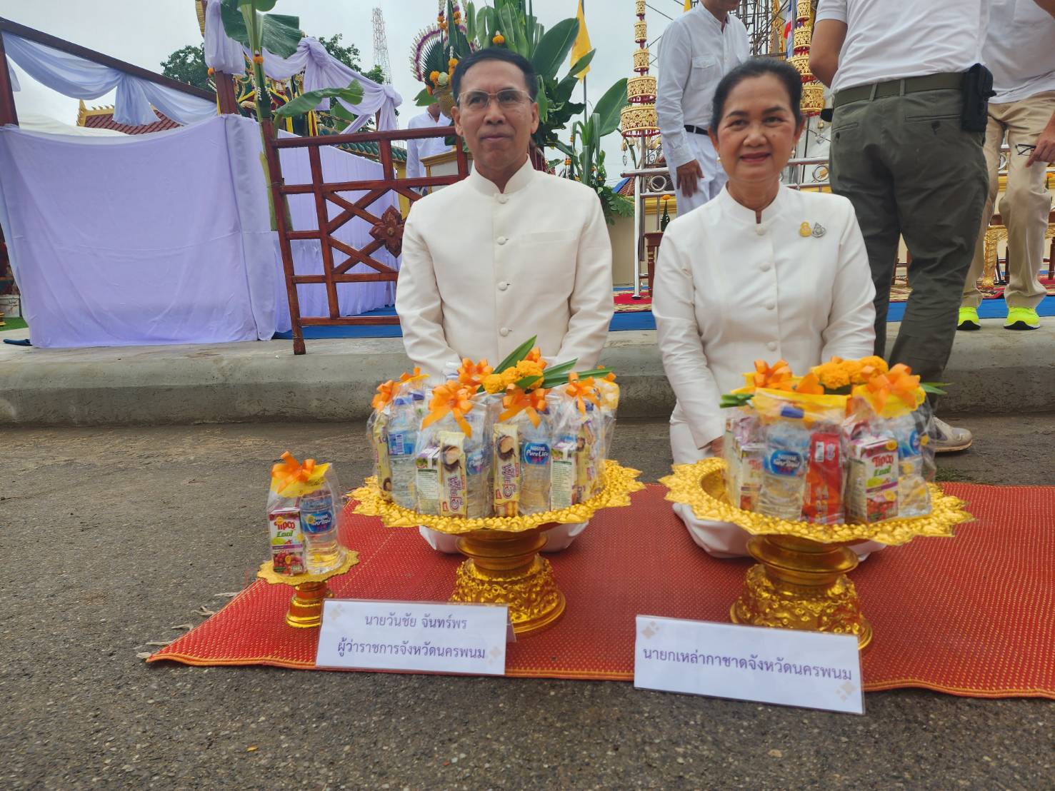 ผู้ว่าฯ นครพนม   นำพุทธศาสนิกชนทำบุญตักบาตร เนื่องในวันวิสาขบูชา