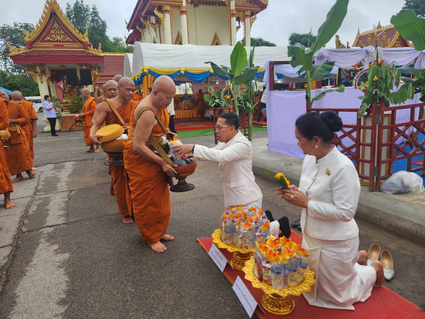 ผู้ว่าฯ นครพนม   นำพุทธศาสนิกชนทำบุญตักบาตร เนื่องในวันวิสาขบูชา