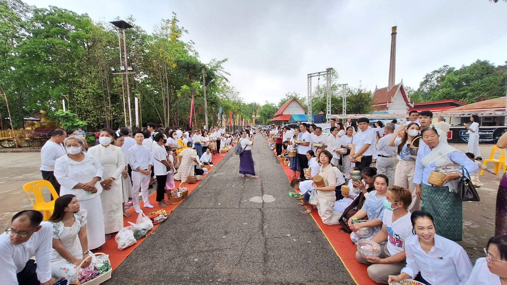 ผู้ว่าฯ นครพนม   นำพุทธศาสนิกชนทำบุญตักบาตร เนื่องในวันวิสาขบูชา