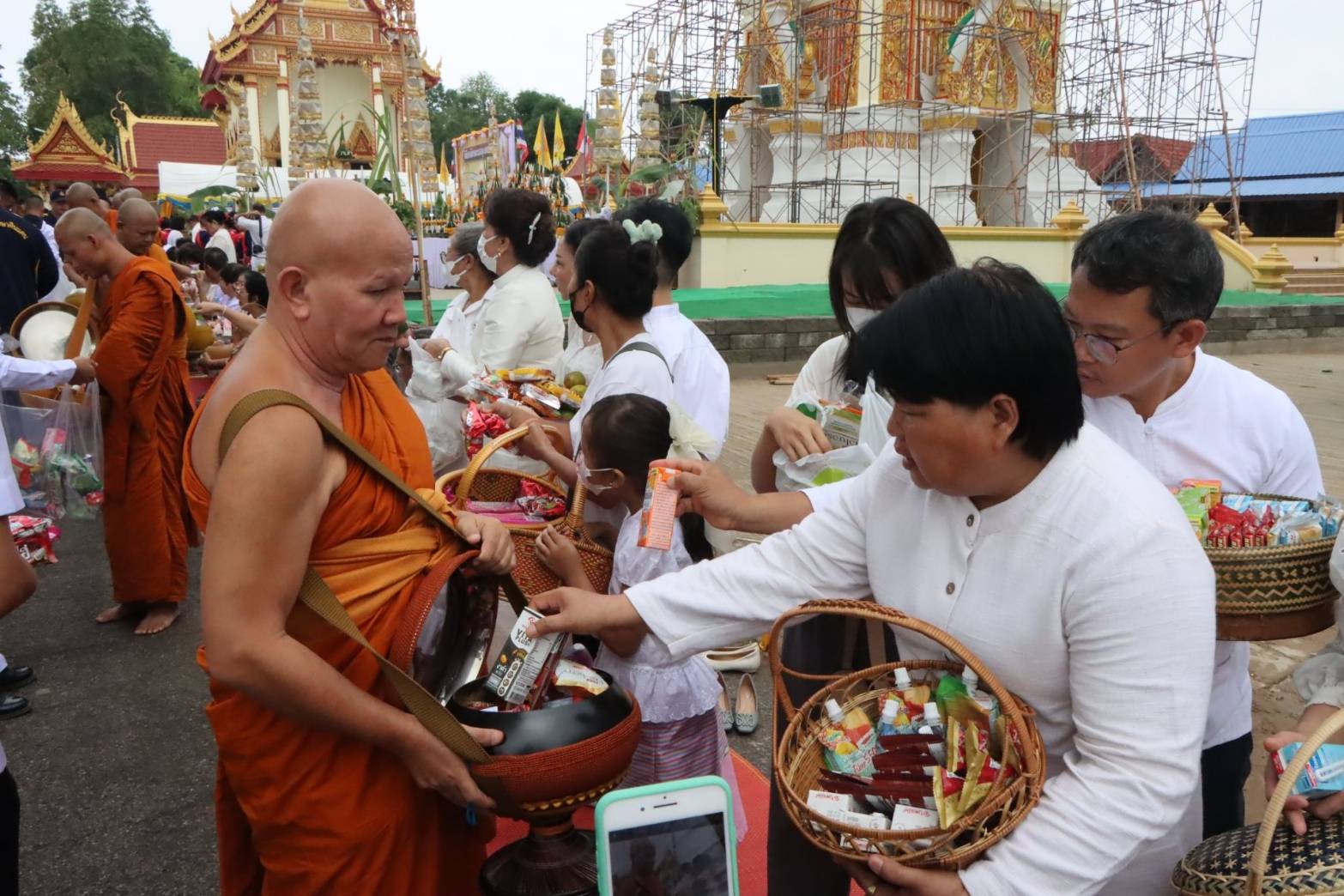ผู้ว่าฯ นครพนม   นำพุทธศาสนิกชนทำบุญตักบาตร เนื่องในวันวิสาขบูชา