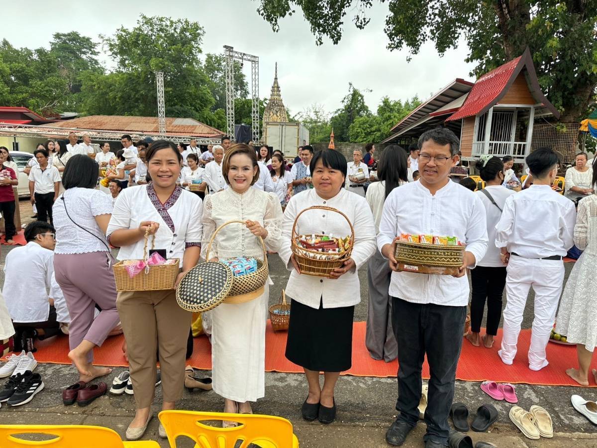 ผู้ว่าฯ นครพนม   นำพุทธศาสนิกชนทำบุญตักบาตร เนื่องในวันวิสาขบูชา