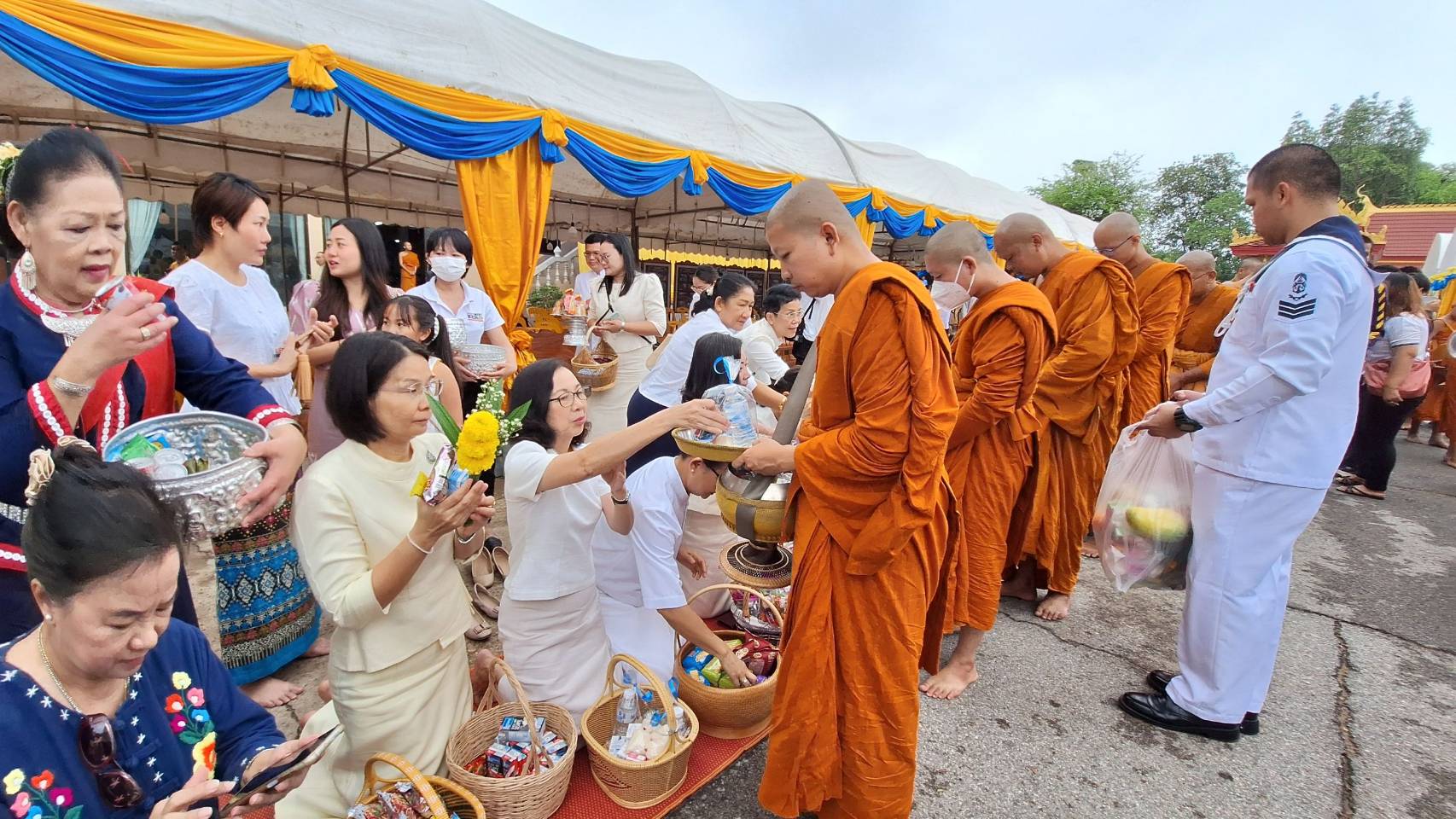 ผู้ว่าฯ นครพนม   นำพุทธศาสนิกชนทำบุญตักบาตร เนื่องในวันวิสาขบูชา