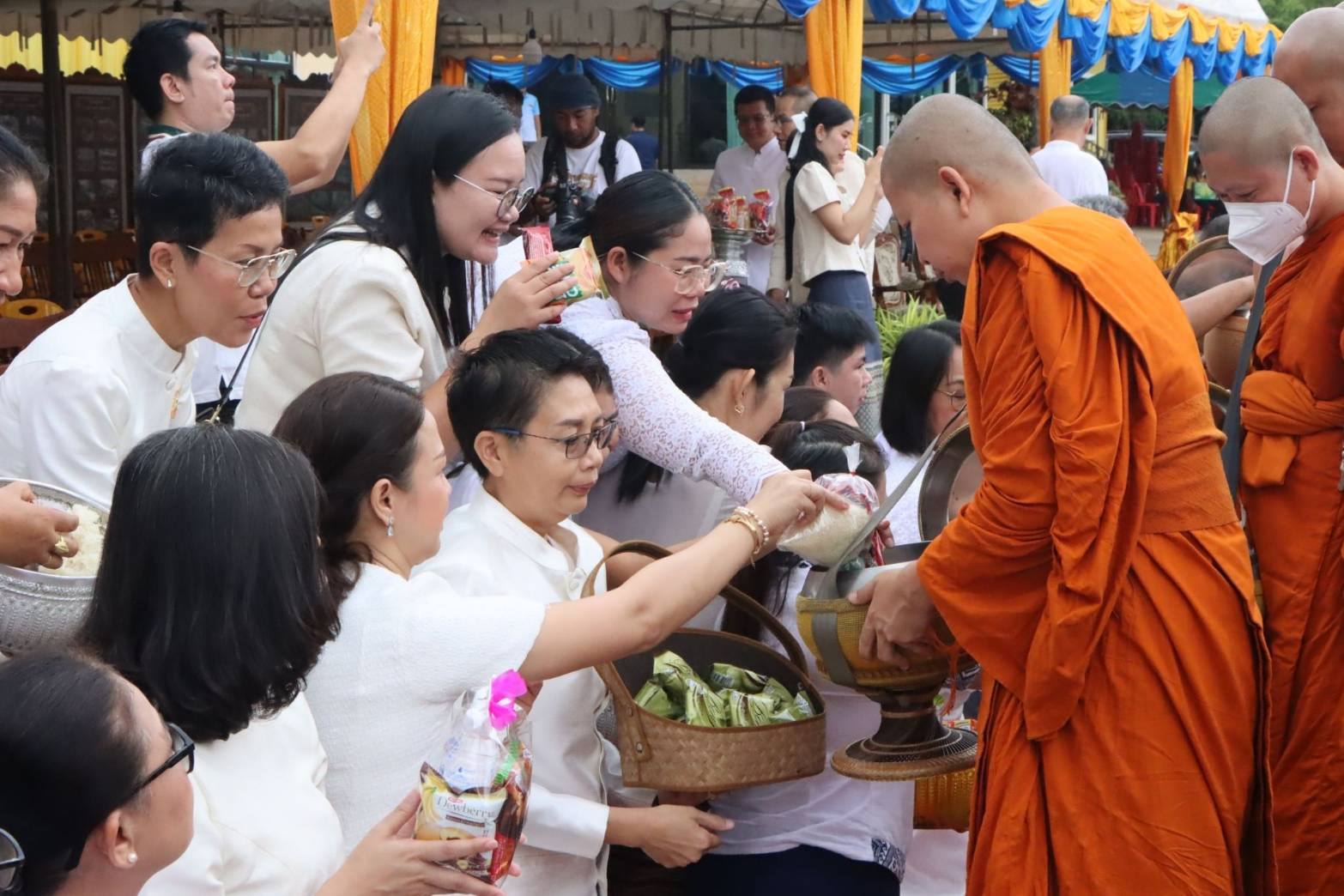 ผู้ว่าฯ นครพนม   นำพุทธศาสนิกชนทำบุญตักบาตร เนื่องในวันวิสาขบูชา