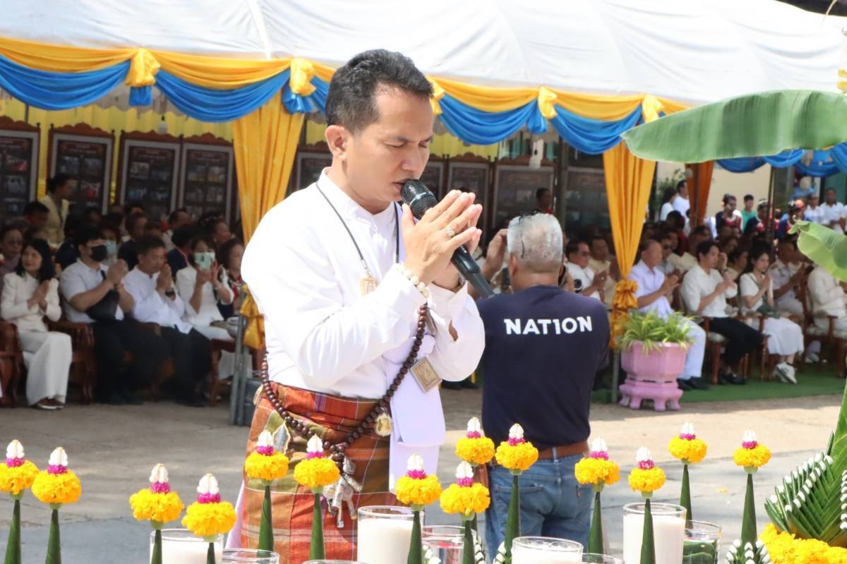 พช.นครพนม   ร่วมพิธียกฉัตรพระธาตุแสงนคร วัดสว่างสุวรรณาราม นครพนม