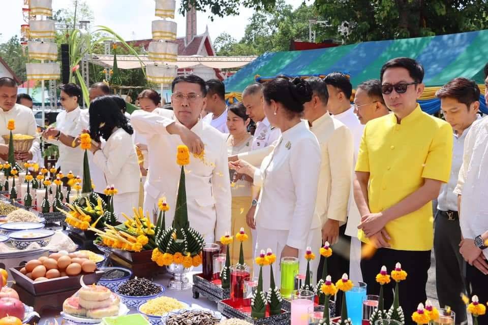 พช.นครพนม   ร่วมพิธียกฉัตรพระธาตุแสงนคร วัดสว่างสุวรรณาราม นครพนม