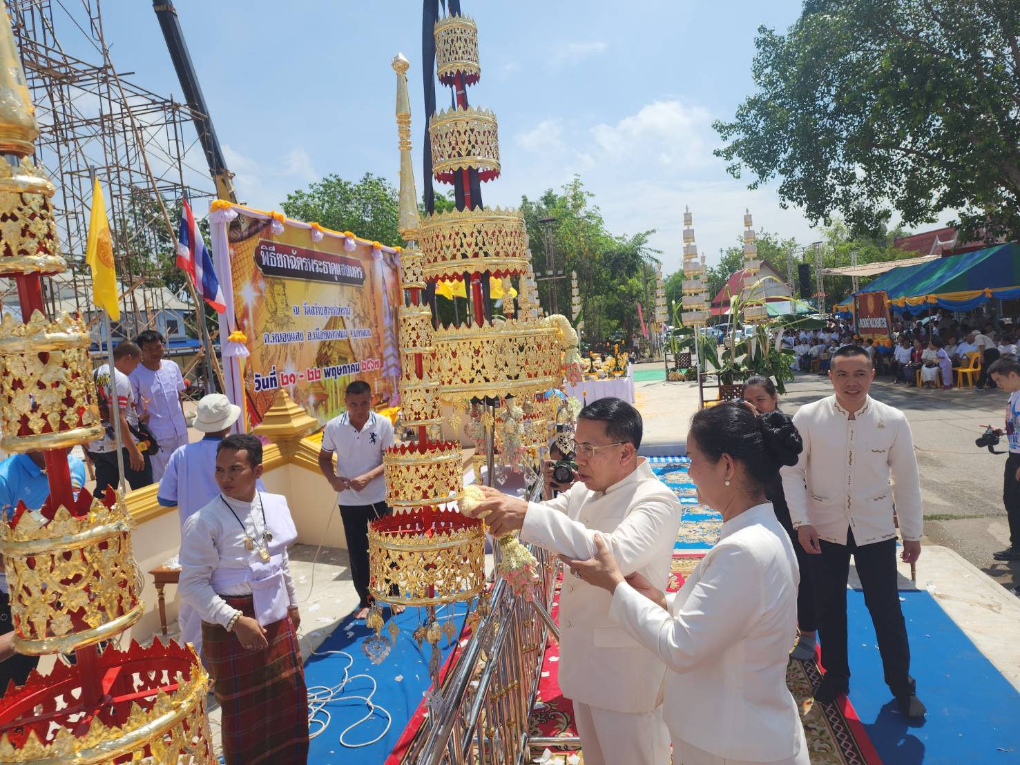 พช.นครพนม   ร่วมพิธียกฉัตรพระธาตุแสงนคร วัดสว่างสุวรรณาราม นครพนม