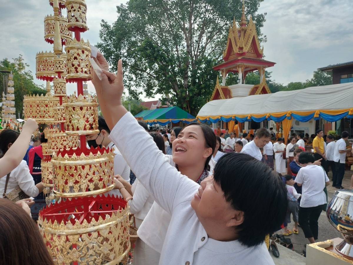 พช.นครพนม   ร่วมพิธียกฉัตรพระธาตุแสงนคร วัดสว่างสุวรรณาราม นครพนม