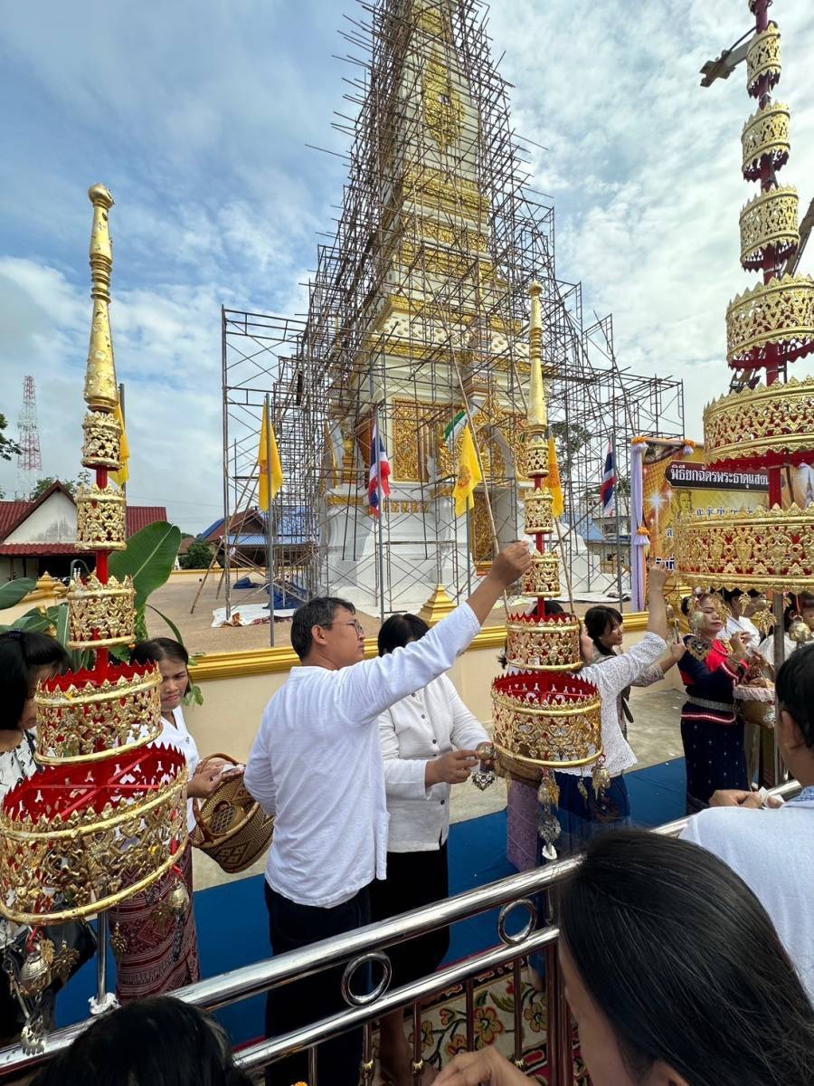 พช.นครพนม   ร่วมพิธียกฉัตรพระธาตุแสงนคร วัดสว่างสุวรรณาราม นครพนม
