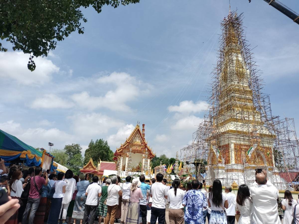 พช.นครพนม   ร่วมพิธียกฉัตรพระธาตุแสงนคร วัดสว่างสุวรรณาราม นครพนม