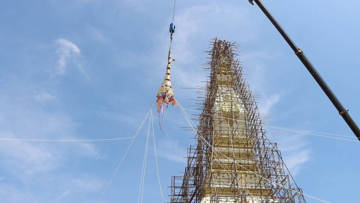 พช.นครพนม   ร่วมพิธียกฉัตรพระธาตุแสงนคร วัดสว่างสุวรรณาราม นครพนม