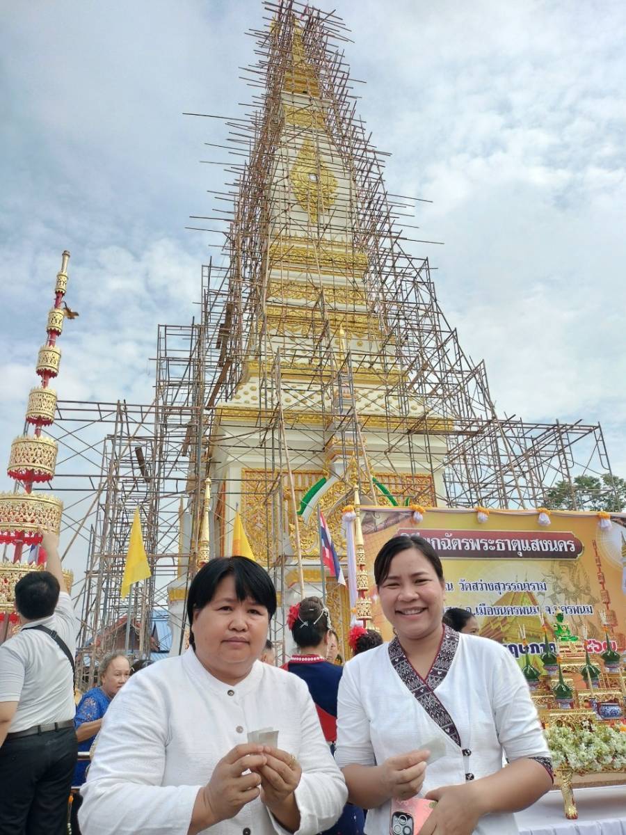 พช.นครพนม   ร่วมพิธียกฉัตรพระธาตุแสงนคร วัดสว่างสุวรรณาราม นครพนม
