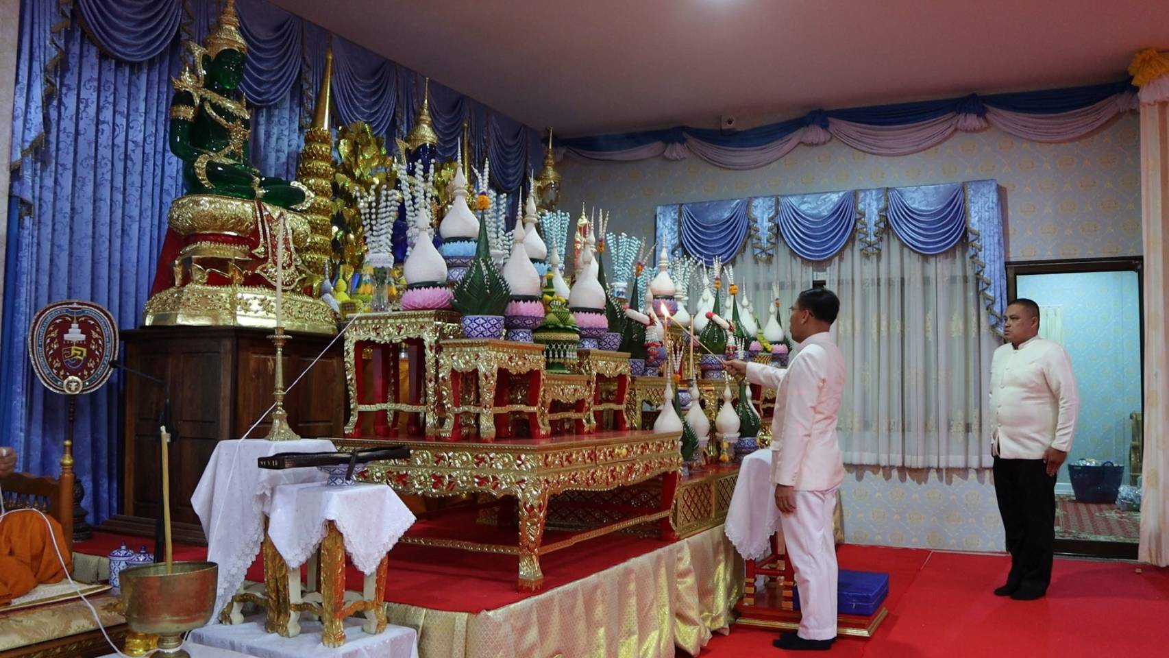 ผู้ว่าฯ นครพนม   นำชาวนครพนมประกอบพิธีเจริญพระพุทธมนต์และเวียนเทียน เนื่องในเทศกาลวันสำคัญทางพระพุทธศาสนา “วันวิสาขบูชา”