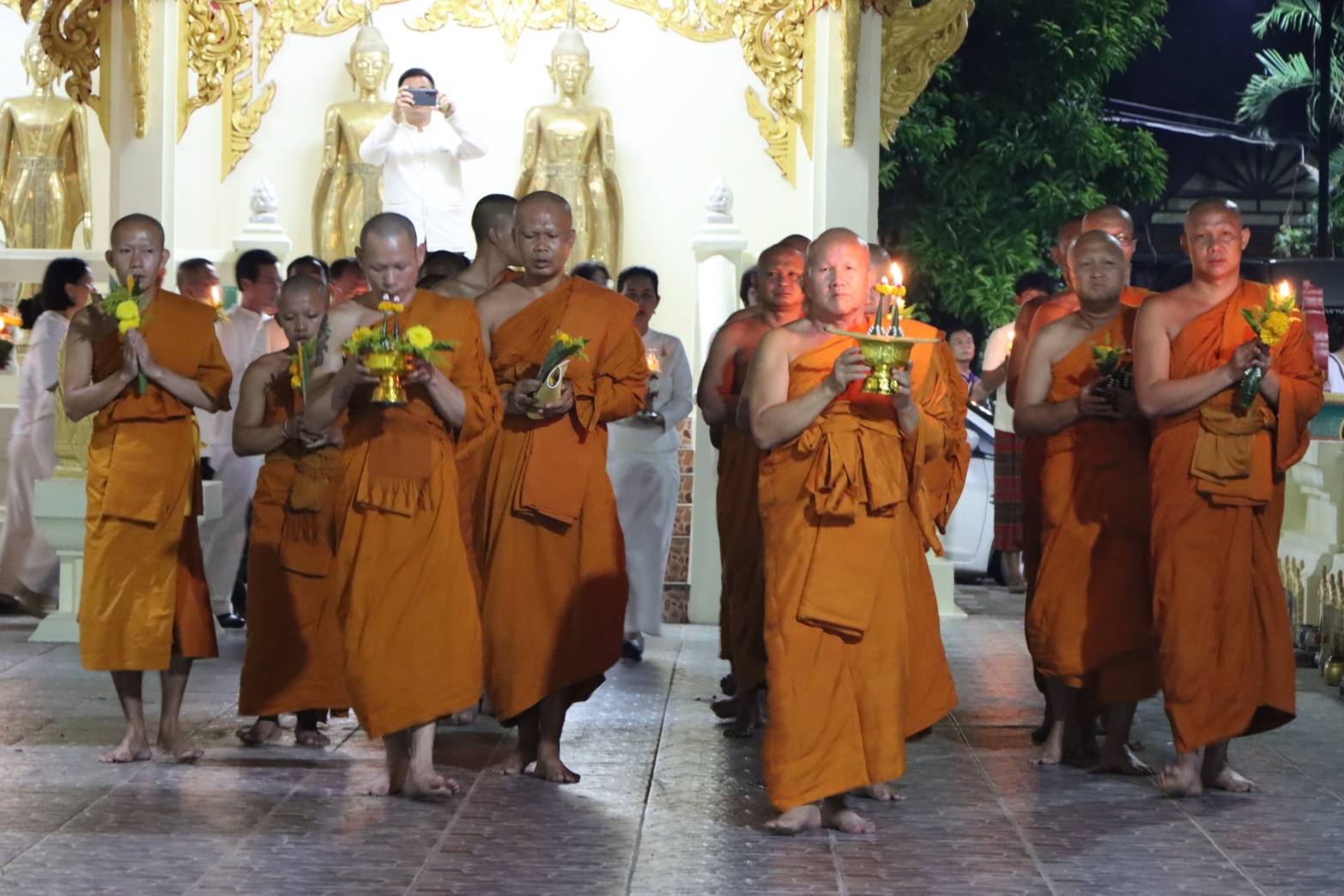 ผู้ว่าฯ นครพนม   นำชาวนครพนมประกอบพิธีเจริญพระพุทธมนต์และเวียนเทียน เนื่องในเทศกาลวันสำคัญทางพระพุทธศาสนา “วันวิสาขบูชา”