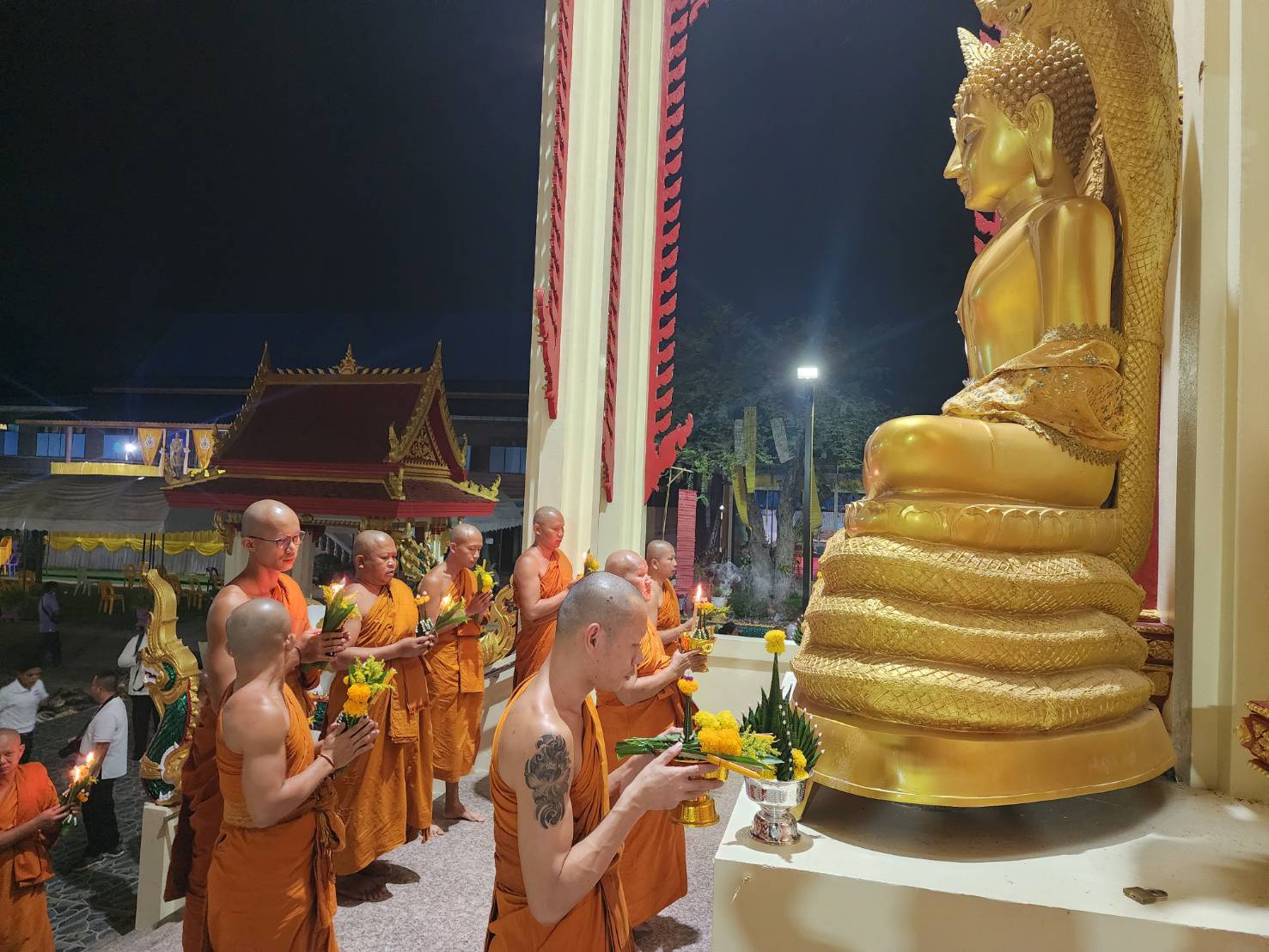 ผู้ว่าฯ นครพนม   นำชาวนครพนมประกอบพิธีเจริญพระพุทธมนต์และเวียนเทียน เนื่องในเทศกาลวันสำคัญทางพระพุทธศาสนา “วันวิสาขบูชา”