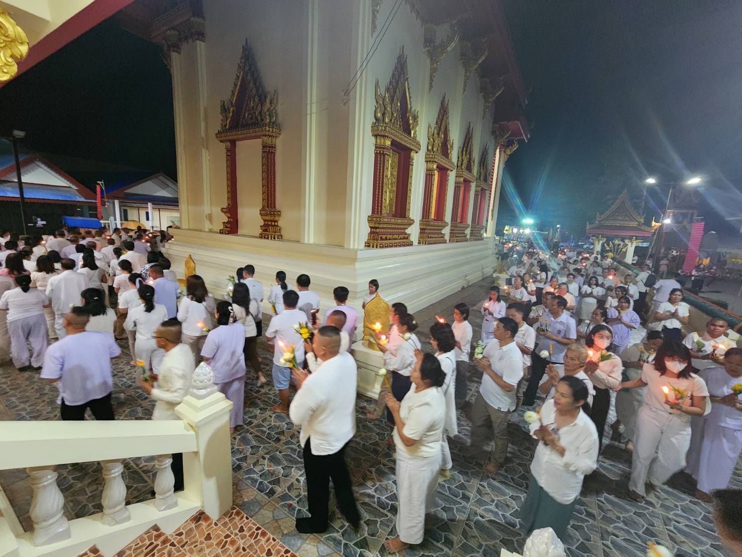 ผู้ว่าฯ นครพนม   นำชาวนครพนมประกอบพิธีเจริญพระพุทธมนต์และเวียนเทียน เนื่องในเทศกาลวันสำคัญทางพระพุทธศาสนา “วันวิสาขบูชา”
