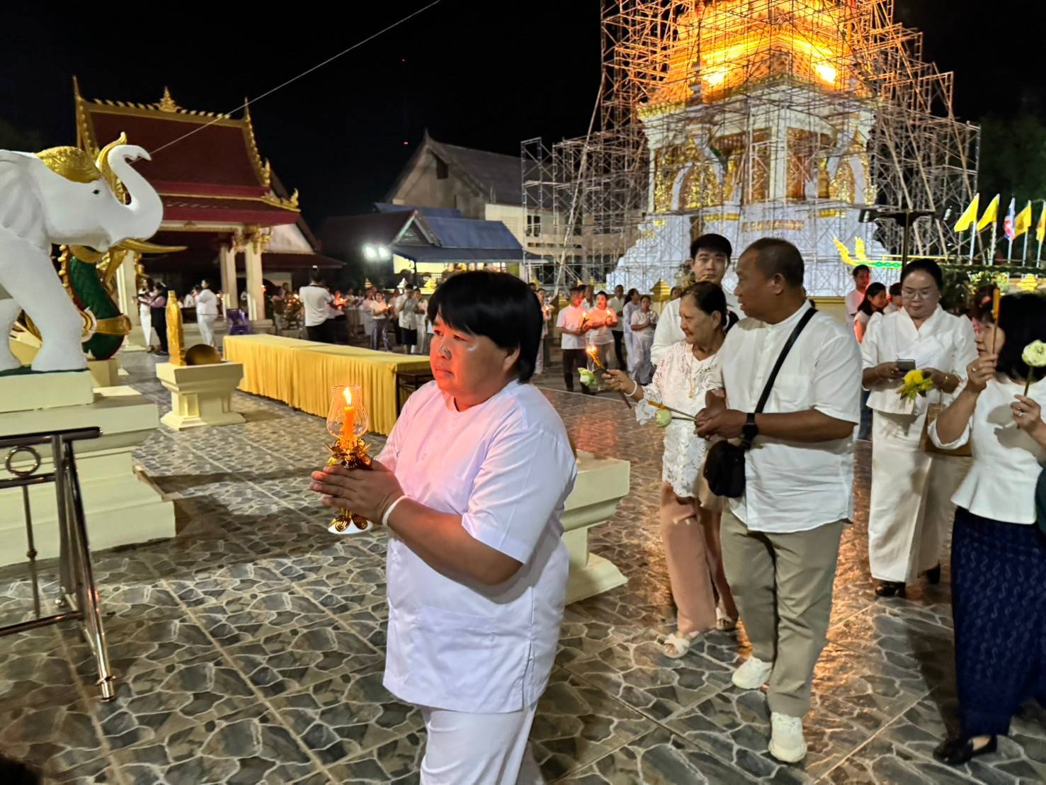 ผู้ว่าฯ นครพนม   นำชาวนครพนมประกอบพิธีเจริญพระพุทธมนต์และเวียนเทียน เนื่องในเทศกาลวันสำคัญทางพระพุทธศาสนา “วันวิสาขบูชา”