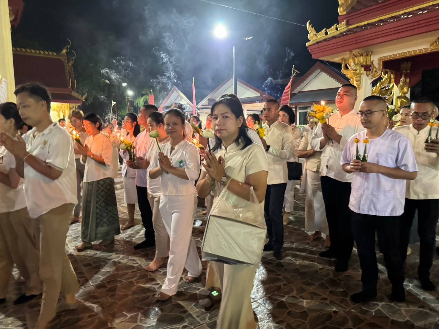 ผู้ว่าฯ นครพนม   นำชาวนครพนมประกอบพิธีเจริญพระพุทธมนต์และเวียนเทียน เนื่องในเทศกาลวันสำคัญทางพระพุทธศาสนา “วันวิสาขบูชา”