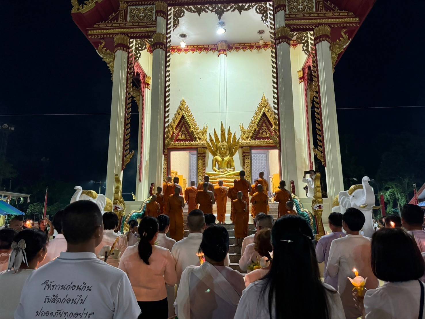 ผู้ว่าฯ นครพนม   นำชาวนครพนมประกอบพิธีเจริญพระพุทธมนต์และเวียนเทียน เนื่องในเทศกาลวันสำคัญทางพระพุทธศาสนา “วันวิสาขบูชา”