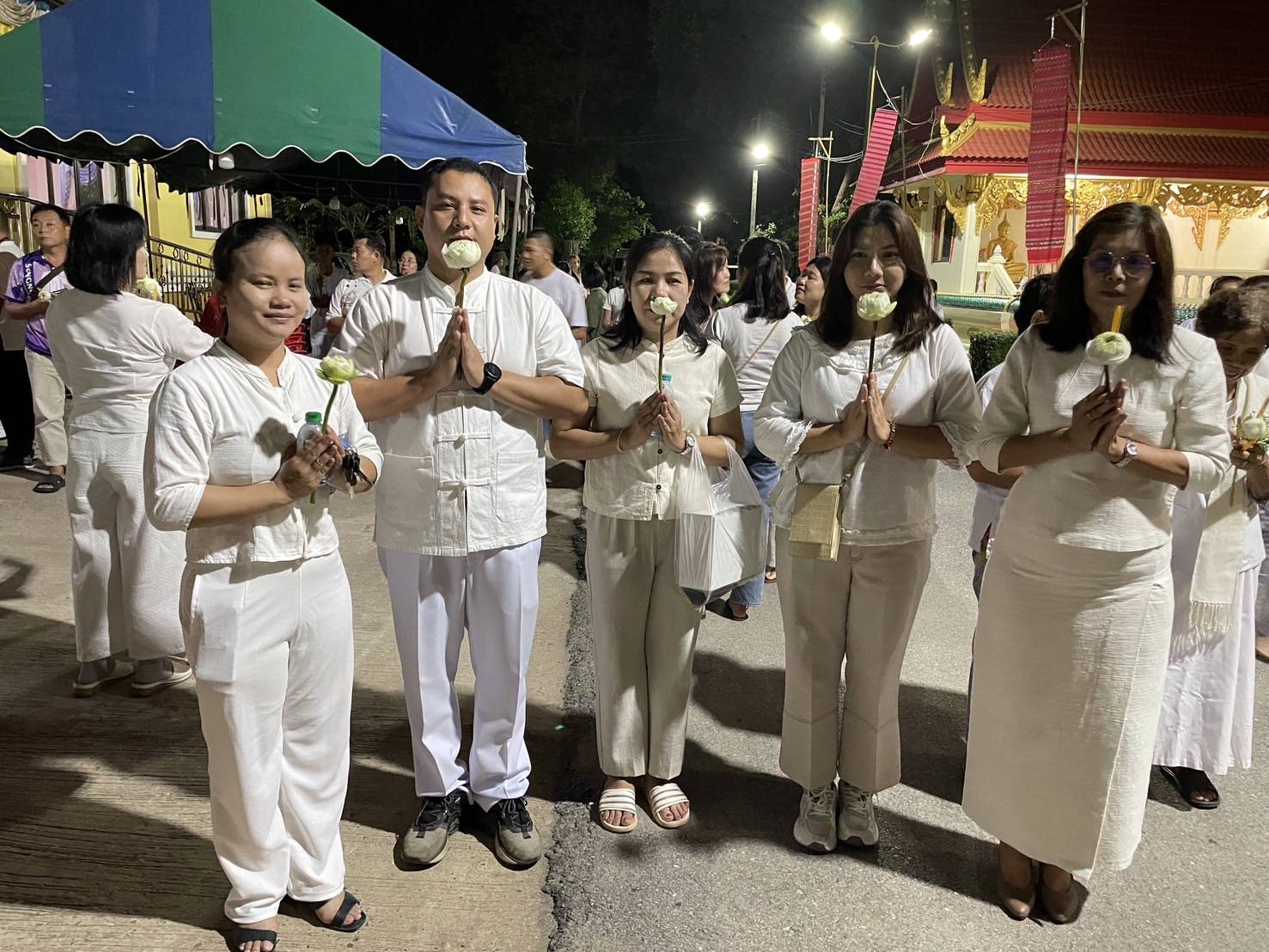 ผู้ว่าฯ นครพนม   นำชาวนครพนมประกอบพิธีเจริญพระพุทธมนต์และเวียนเทียน เนื่องในเทศกาลวันสำคัญทางพระพุทธศาสนา “วันวิสาขบูชา”