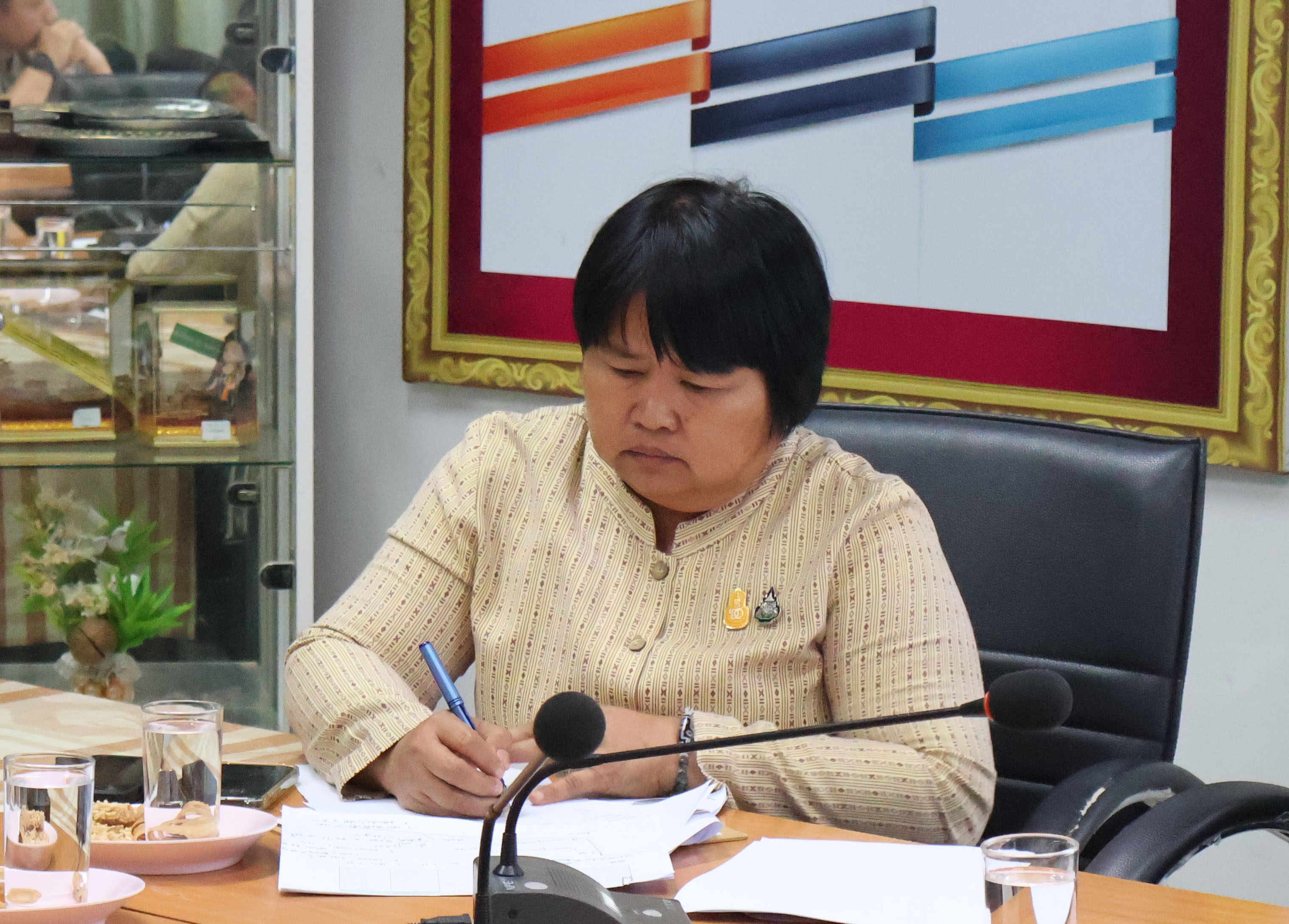 นครพนม   ประชุมสรุปผลการขับเคลื่อนเศรษฐกิจชุมชน คนนครพนม “จากใบตองกล้วยธรรมดา สู่ มูลค่าเพิ่มทางเศรษฐกิจ”